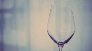 Kapalı mekanda boş şarap kadehi, bayram içeceği ve aperatifi için şarap kadehi alkol ve alkol markası için arka plan