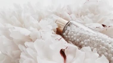 İnci astar ve şakayık çiçekli makyaj malzemesi, lüks kozmetik ürünleri, güzellik ürünleri ve cilt ürünleri için cilt bakımı rutini olarak yüz jeli emülsiyonu