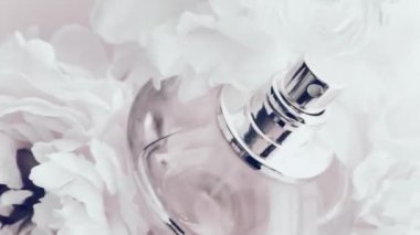 Şakayık çiçekli beyaz parfüm şişesi lüks kozmetik, moda ve güzellik ürünleri arka planında şık bir koku.