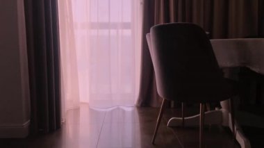 Yemek odası, yuvarlak masa, perdelerle dekore edilmiş sandalye ve pencere manzarası, mobilya ve lüks iç tasarım.