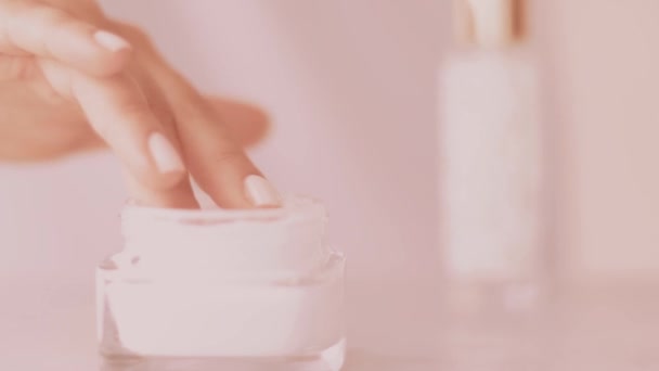 Žena a její ranní péče o pleť rutina, ženské ruce nanášení hydratační krém nebo tělové mléko pro zdravou pleť, organické kosmetické přípravky a luxusní kosmetické značky — Stock video