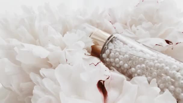 Parelprimer en make-upbasis in granulaat met pioenachtige bloemen, gelemulsie als huidverzorgingsroutine voor luxe cosmetica, schoonheidsproduct en huidverzorgingsmerk — Stockvideo