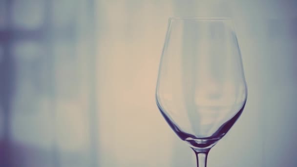室内的空酒杯，假日酒和开胃酒的酒杯，酒精和烈酒品牌的背景 — 图库视频影像