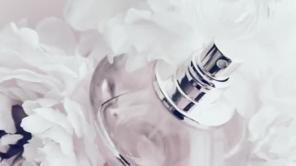 Frasco de perfume blanco con flores de peonía, aroma de fragancia elegante como cosmético de lujo, fondo de productos de moda y belleza — Vídeos de Stock