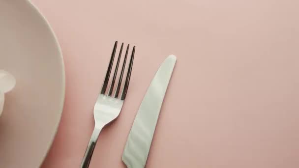 Ajuste de mesa beige con flores de peonía en plato y cubiertos para una cena de lujo, una boda o una celebración de cumpleaños — Vídeos de Stock