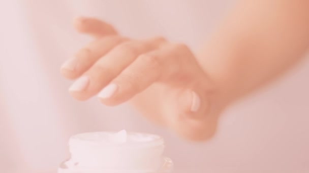 Kobieta i jej poranna rutyna pielęgnacji skóry, żeńska ręka stosując krem nawilżający lub balsam do ciała dla zdrowej skóry, kosmetyczny produkt organiczny i luksusowe marki urody — Wideo stockowe