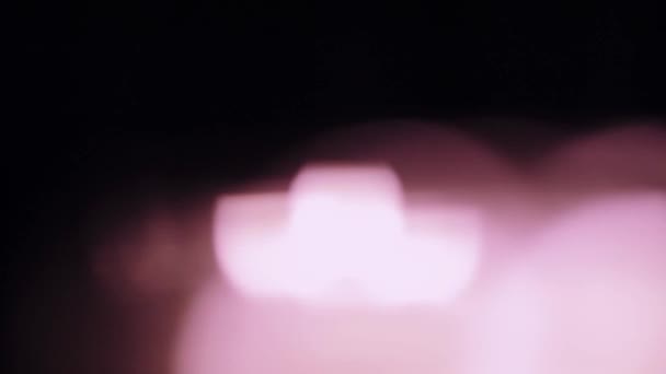 Růžová svíčka světlo v noci jako prázdninové pozadí a luxusní bokeh, abstraktní pohyb a jiskřivé zvýraznění — Stock video