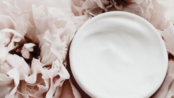 Αντιγηραντική κρέμα προσώπου βαζάκι και παιώνια λουλούδια, καθαρή ενυδατική κρέμα ως ρουτίνα φροντίδας του δέρματος για καλλυντικά πολυτελείας, προϊόν ομορφιάς και μάρκας περιποίησης δέρματος — Αρχείο Βίντεο