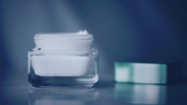Słoik krem na twarz lub balsam do ciała dla zdrowej rutyny pielęgnacji skóry, kosmetyku ekologicznego produktu i marki urody — Wideo stockowe