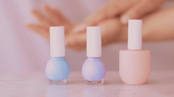 Розовый продукт сцены красоты, женские руки и ногтей бутылки для французского маникюра, красочный пастельный лак для ногтей на мраморном столе, макияж и косметический бренд — стоковое видео