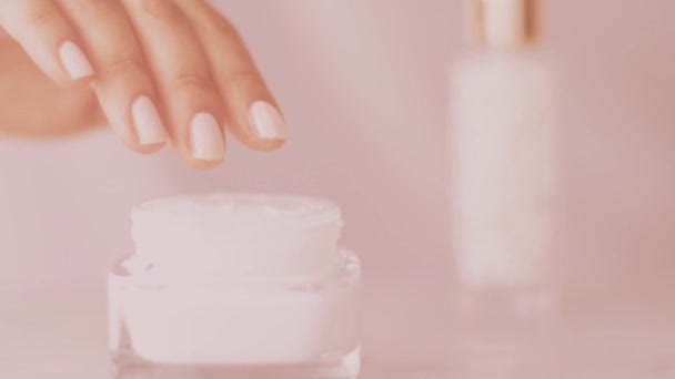 Mujer y su rutina de cuidado de la piel matutina, mano femenina aplicando crema hidratante o loción corporal para una piel sana, producto cosmético orgánico y marca de belleza de lujo — Vídeo de stock