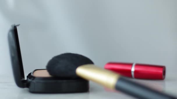 Make-up-Produkte auf Marmortisch, Puder, Lippenstift und Pinsel als Hintergrund für Kosmetik- und Schönheitsmarken — Stockvideo