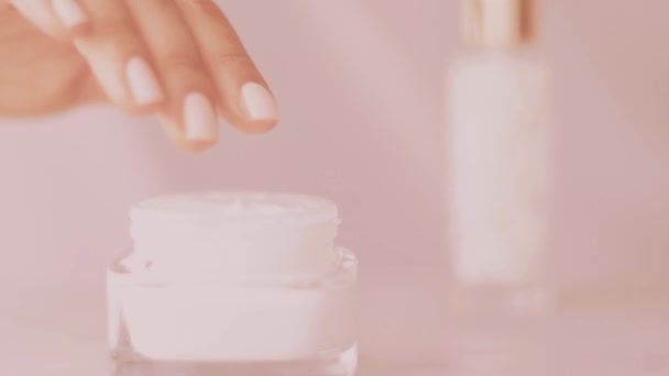 Mujer y su rutina de cuidado de la piel matutina, mano femenina aplicando crema hidratante o loción corporal para una piel sana, producto cosmético orgánico y marca de belleza de lujo — Vídeos de Stock