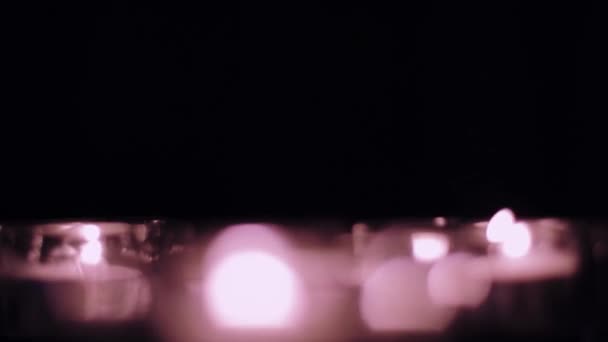 휴일 배경과 럭셔리 보 케, 추상적 인 움직임, 반짝 이는 하이라이트로 밤에 핑크 양초 불빛 — 비디오