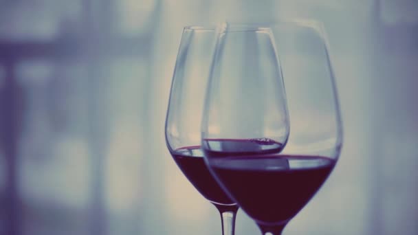 Cita romántica noche y bebida para dos, copas de vino tinto en el interior en el evento de cata de vinos, bebida de vacaciones y aperitivo como fondo para la marca de alcohol y licores — Vídeos de Stock