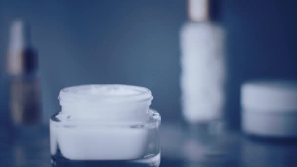 Noční krém na obličej sklenice nebo tělové mléko pro zdravou péči o pleť rutina, organické kosmetické přípravky a kosmetické značky