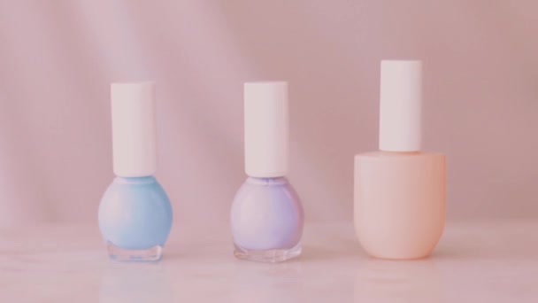 Botellas de esmalte de uñas como producto cosmético orgánico para la manicura francesa o pedicura, esmalte de uñas pastel colorido en la mesa de mármol, maquillaje femenino y marca de belleza — Vídeos de Stock