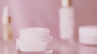 Pembe cilt ürünleri, sağlıklı vücut bakımı için yüz kremi kavanozu organik kozmetik ve güzellik markası.
