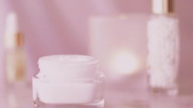 Pembe cilt ürünleri, sağlıklı vücut bakımı için yüz kremi kavanozu organik kozmetik ve güzellik markası.
