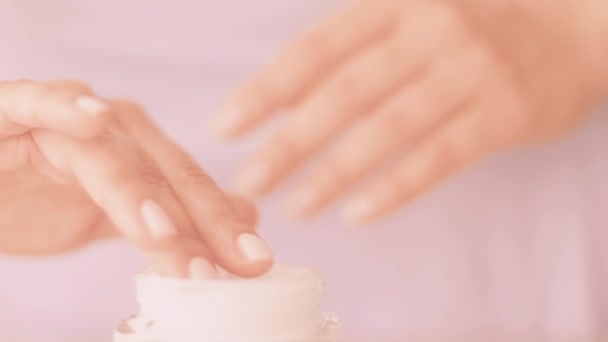 Mujer y su rutina de cuidado de la piel matutina, mano femenina aplicando crema hidratante o loción corporal para una piel sana, producto cosmético orgánico y marca de belleza de lujo — Vídeo de stock