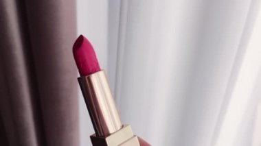 Altın tüpteki pembe ruj lüks kozmetik ürünler, makyaj ve güzellik.