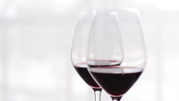 Bebida romântica para dois, copos de vinho tinto em casa no evento de degustação de vinhos, bebida de férias e aperitivo como pano de fundo para a marca álcool e bebidas espirituosas — Vídeo de Stock