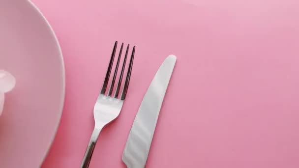 Pink table setting with peony flowers on plate and silverware for luxury dinner party, wedding or birthday celebration — Stock Video