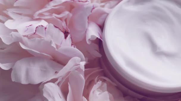 Pot de crème minérale pour le visage et fleurs de pivoine, hydratant propre comme routine de soins de la peau pour les cosmétiques de luxe, les produits de beauté et la marque de soins de la peau — Video