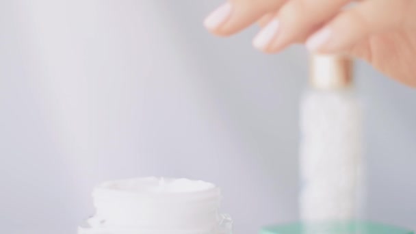 Mujer y su rutina de cuidado de la piel matutina, mano femenina aplicando crema hidratante o loción corporal para una piel sana, producto cosmético orgánico y marca de belleza de lujo — Vídeo de stock