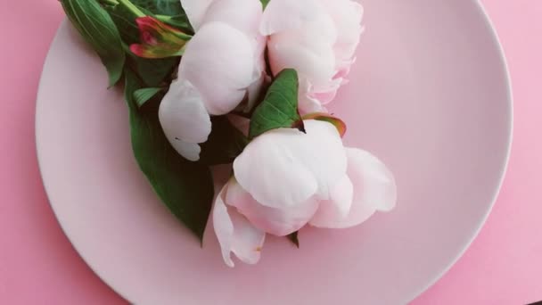 Cadre de table rose avec des fleurs de pivoine sur assiette et argenterie pour un dîner de luxe, un mariage ou une célébration d'anniversaire — Video