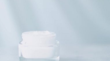 Sağlıklı cilt bakımı için spa, yüz ya da el kremi kavanozu, organik kozmetik ürünleri ve güzellik markası