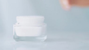 Organik cilt bakımı ürünü, yüz kremi kavanozu veya sağlıklı cilt bakımı için vücut losyonu, kaplıca ürünleri ve güzellik markası.