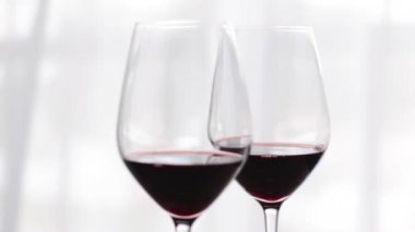 İki kişilik romantik içki, şarap tatma etkinliğinde kapalı mekanda bir kadeh kırmızı şarap, alkolün ve alkolün arka planında içki ve aperatif.