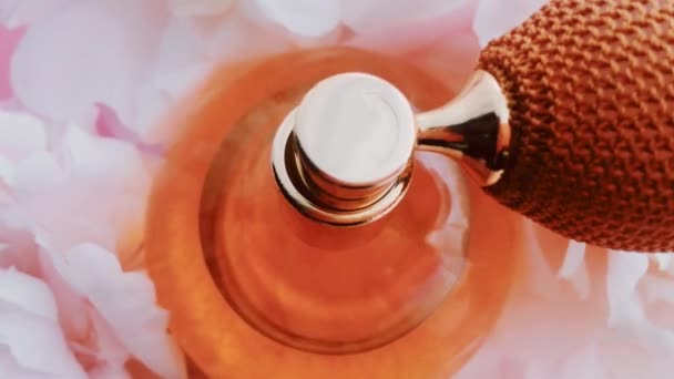 Цитрусова пляшка парфумів з квітами півонії, шикарний аромат як розкішний косметичний, модний і красивий продукт фону — стокове відео