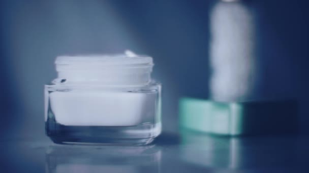 Noční krém na obličej sklenice nebo tělové mléko pro zdravou péči o pleť rutina, organické kosmetické přípravky a kosmetické značky — Stock video