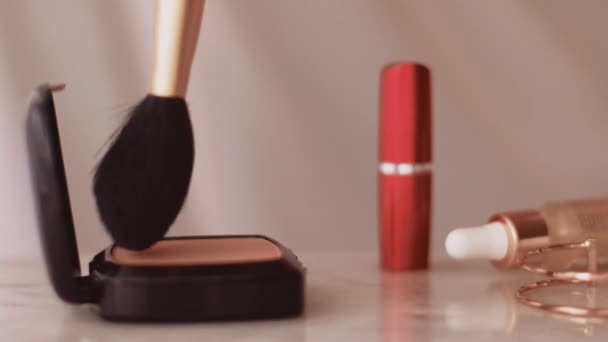 Kozmetik ve güzellik markası olarak mermer masa, toz, ruj ve fırça üzerine şık makyaj ürünleri — Stok video