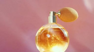 Şatafatlı altın parfüm şişesi ve pembe arka planda parlayan ışıklar, kozmetik ve güzellik markaları için parfüm ürünü olarak büyüleyici bir koku.