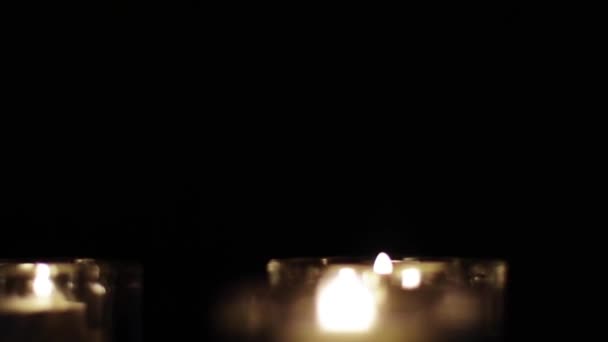 Svíčka světlo v noci jako prázdninové pozadí a luxusní bokeh, abstraktní pohyb a jiskřící zvýraznění — Stock video