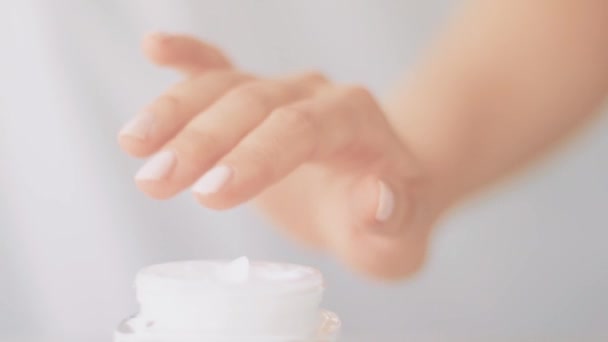 Rutina natural de cuidado de la piel, mujer que aplica crema hidratante para las manos o loción corporal para una piel sana, producto cosmético orgánico y marca de belleza de lujo — Vídeo de stock