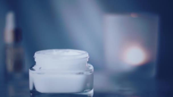 Tarro de crema facial nocturna o loción corporal para una rutina de cuidado de la piel saludable, producto cosmético orgánico y marca de belleza — Vídeos de Stock