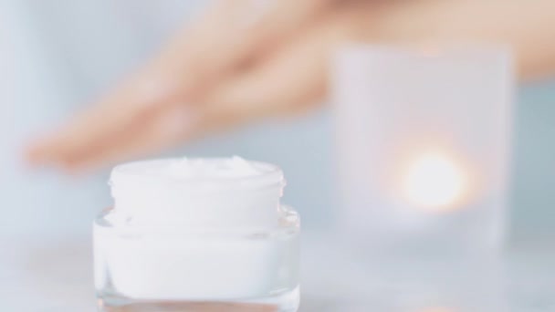 Prodotto per la cura della pelle presso spa, vasetto viso o crema per le mani per una sana routine di cura della pelle, cosmetica biologica e marchio di bellezza — Video Stock