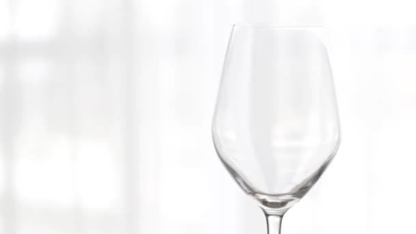 Κενό ποτήρι κρασιού σε εσωτερικούς χώρους, ποτήρι κρασιού για ποτό διακοπών και απεριτίφ, φόντο για το εμπορικό σήμα αλκοόλ και οινοπνευματώδη ποτά — Αρχείο Βίντεο