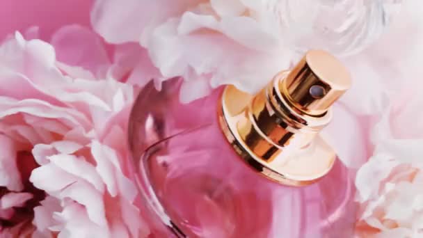 Bottiglia di profumo rosa con fiori di peonia, profumo di fragranza chic come sfondo cosmetico di lusso, moda e bellezza del prodotto — Video Stock