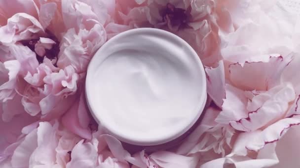 Βάζο κρέμας προσώπου και παιώνια λουλούδια, καθαρή ενυδατική κρέμα ως ρουτίνα φροντίδας του δέρματος για καλλυντικά πολυτελείας, προϊόν ομορφιάς και μάρκας περιποίησης δέρματος — Αρχείο Βίντεο