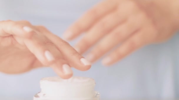 Rutina natural de cuidado de la piel, mujer que aplica crema hidratante para las manos o loción corporal para una piel sana, producto cosmético orgánico y marca de belleza de lujo — Vídeos de Stock