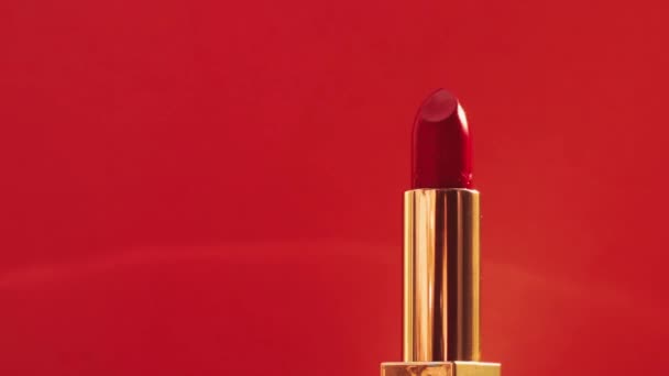 Czerwona szminka w złotej tubie i błyszczące lekkie flary, luksusowy makijaż i kosmetyki wakacyjne dla marki urody — Wideo stockowe