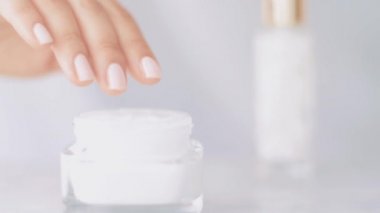 Sağlıklı cilt bakımı için spa, yüz ya da el kremi kavanozu, organik kozmetik ürünleri ve güzellik markası