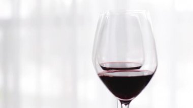 İki kişilik romantik içki, şarap tatma etkinliğinde kapalı mekanda bir kadeh kırmızı şarap, alkolün ve alkolün arka planında içki ve aperatif.