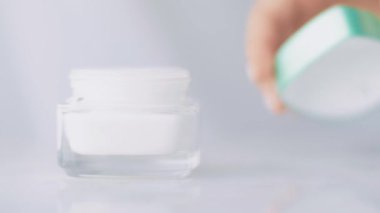 Organik cilt bakımı ürünü, yüz kremi kavanozu veya sağlıklı cilt bakımı için vücut losyonu, kaplıca ürünleri ve güzellik markası.