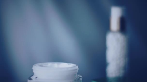 Ночной крем для лица банка или лосьон для тела для здорового ухода за кожей рутины, органический косметический продукт и бренд красоты — стоковое видео